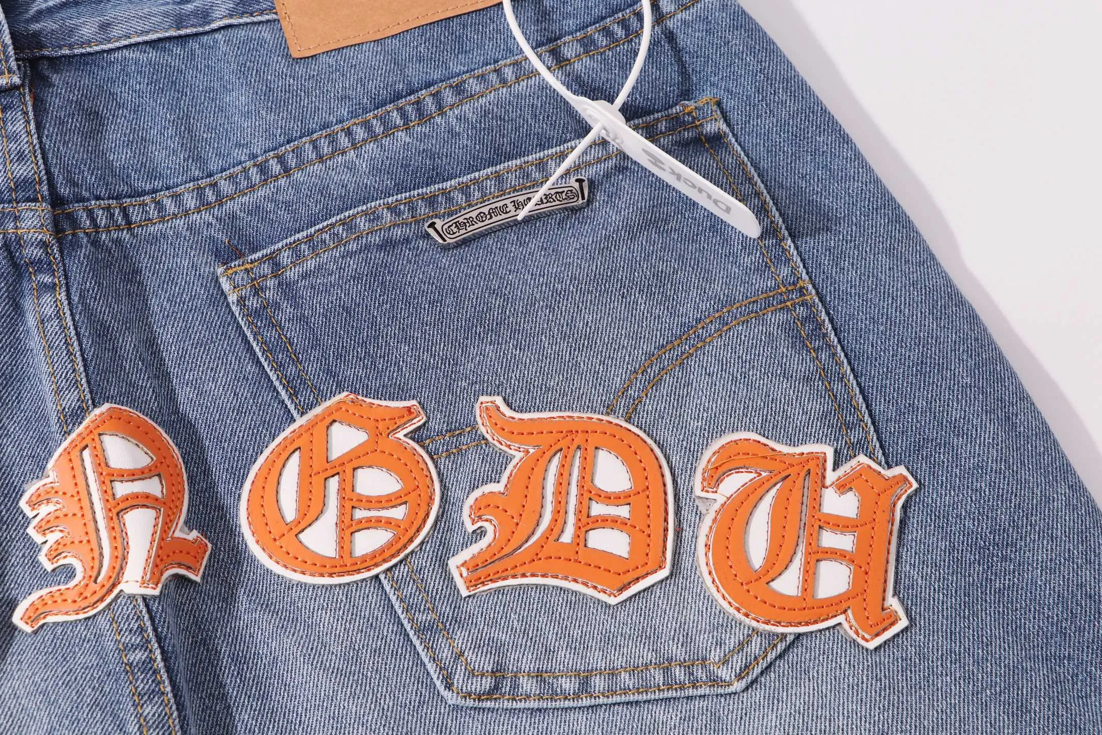 P260 Style number: H906 Croxin & 𝐂𝐡𝐫𝐨𝐦𝐞 𝐇𝐞𝐚𝐫𝐭 ss25 blue pants orange skin Sanskrit leather limited edition patchwork jeans. Styles with different washed textures are very friendly to people with thin legs. The slightly flared version perfectly modifies the leg shape. The timeless and moderate length makes it easy to match and match. It is the basis for various styles and is a must-have in your wardrobe! The fabric is stiff but also makes the upper body soft without losing texture. The washing process is even more perfect. It is a must-have item for everyone! ! ! Washed wheat, hang tag, pants label, three labels complete Color: blue Size: 28-30-32-34